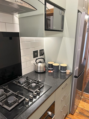 Mini-fridge, microwave, coffee/tea maker, electric kettle - Ashanti Guest House Gardens (Cape Town)