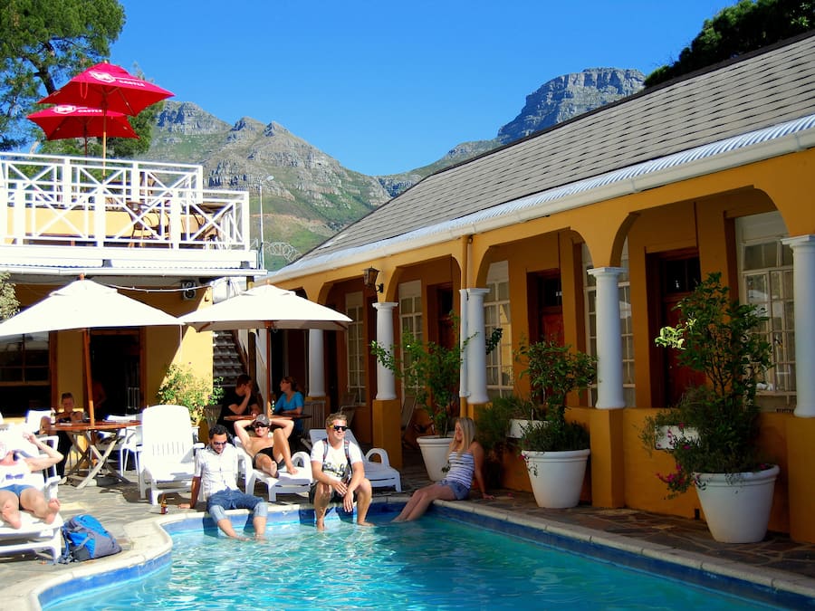 Piscina externa, guarda-sóis, espreguiçadeiras