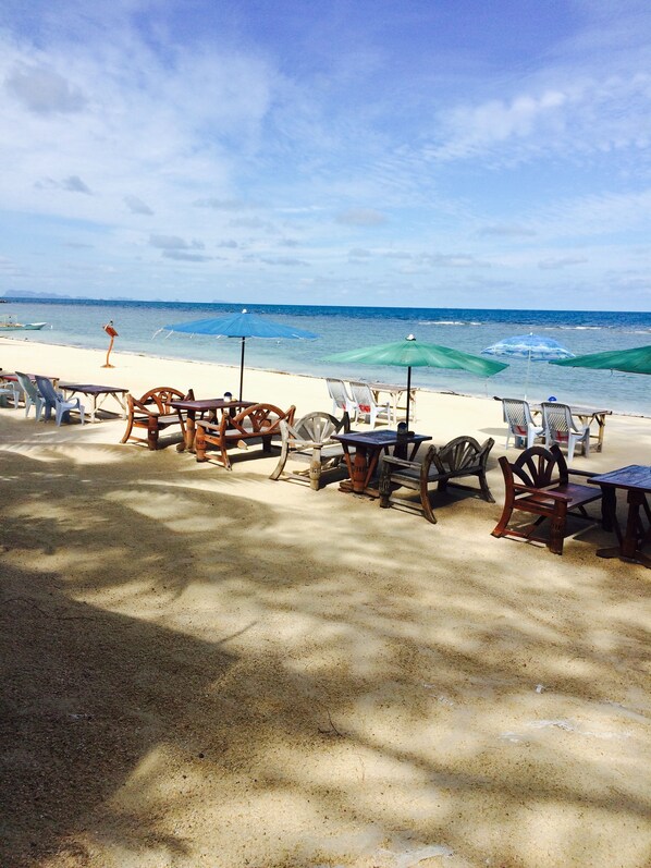 Private beach, white sand, beach towels, beach bar - Haad Yao Villa (Ko Pha-ngan)
