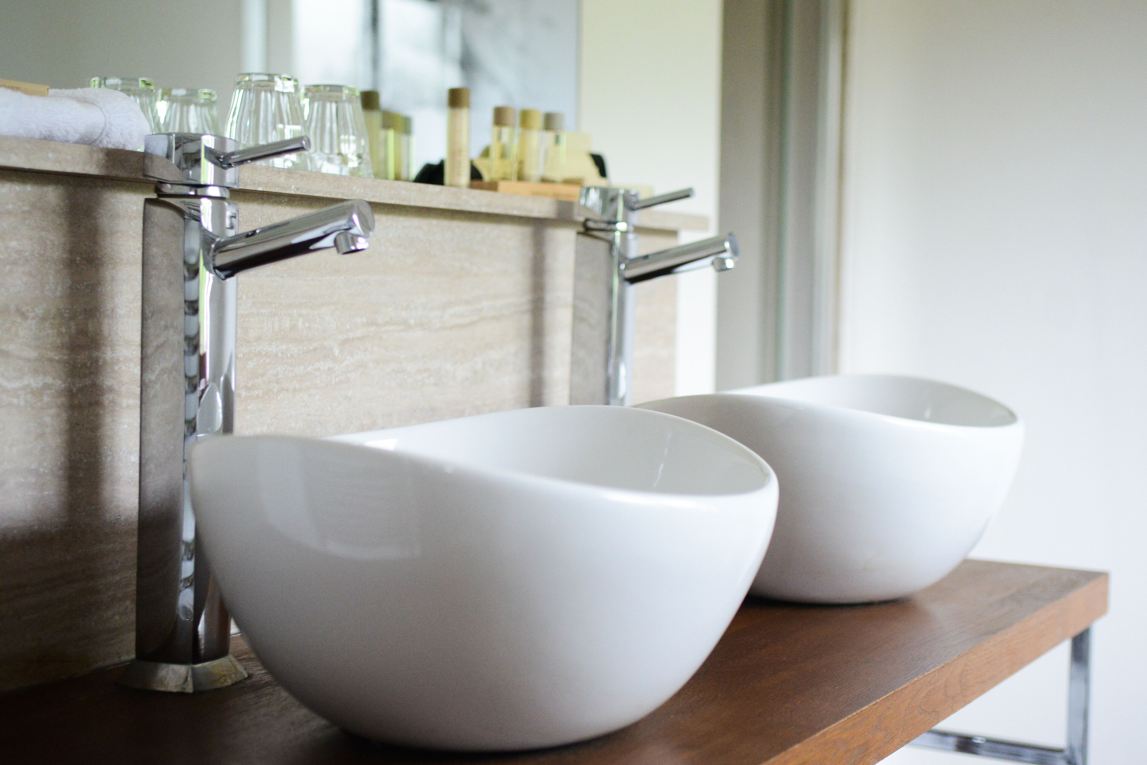 Kamar, bathtub | Kamar mandi | Perlengkapan mandi gratis, pengering rambut, jubah mandi, dan handuk