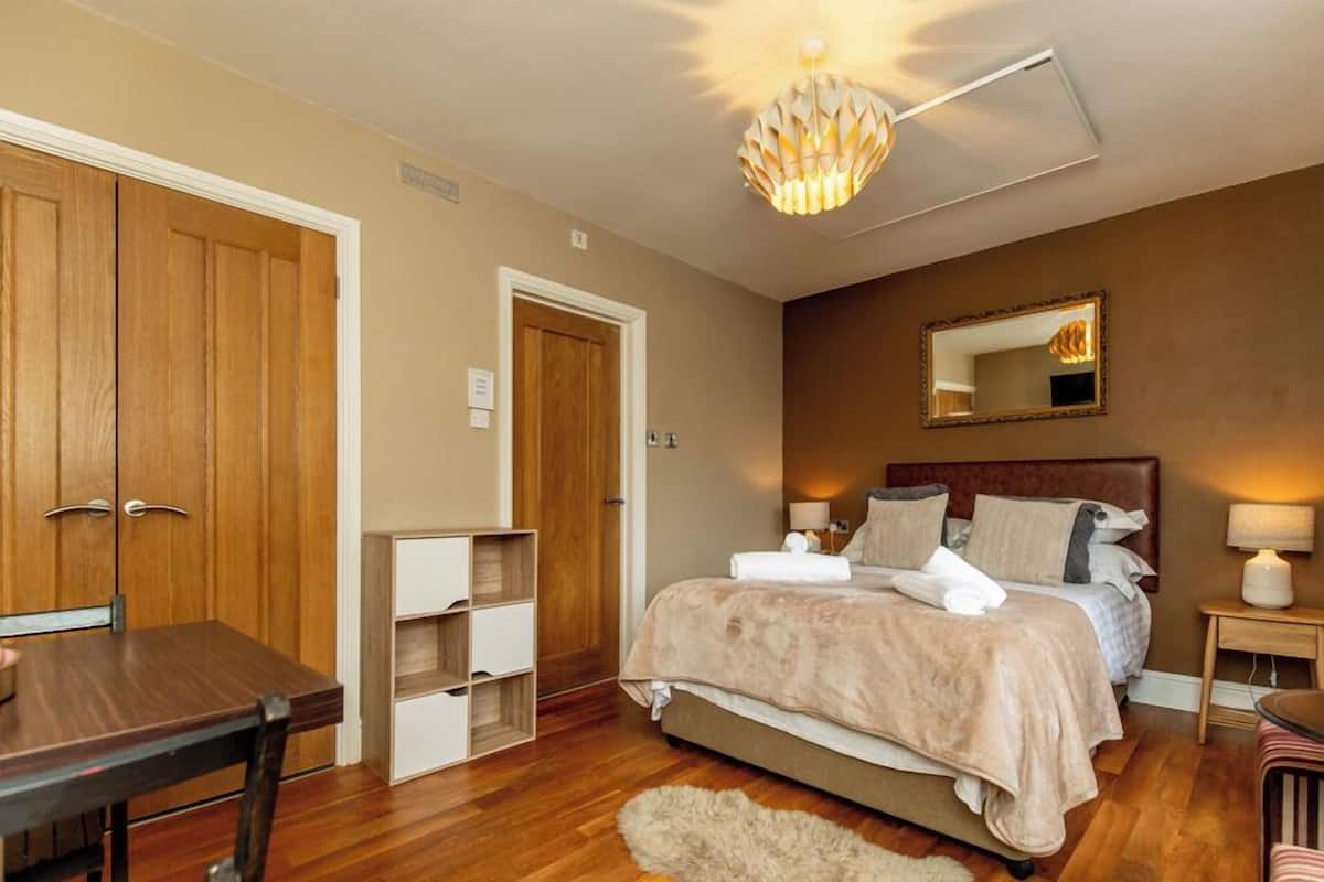 Overton - All dog friendly | In-room safe, individually decorated, individually furnished, desk