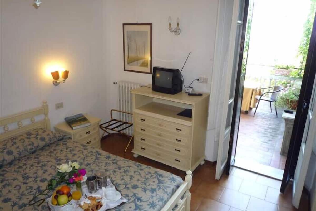 superior double room | in-room safe, desk, free wifi