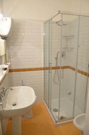 Superior tweepersoonskamer | Badkamer | Gratis toiletartikelen, een haardroger, handdoeken