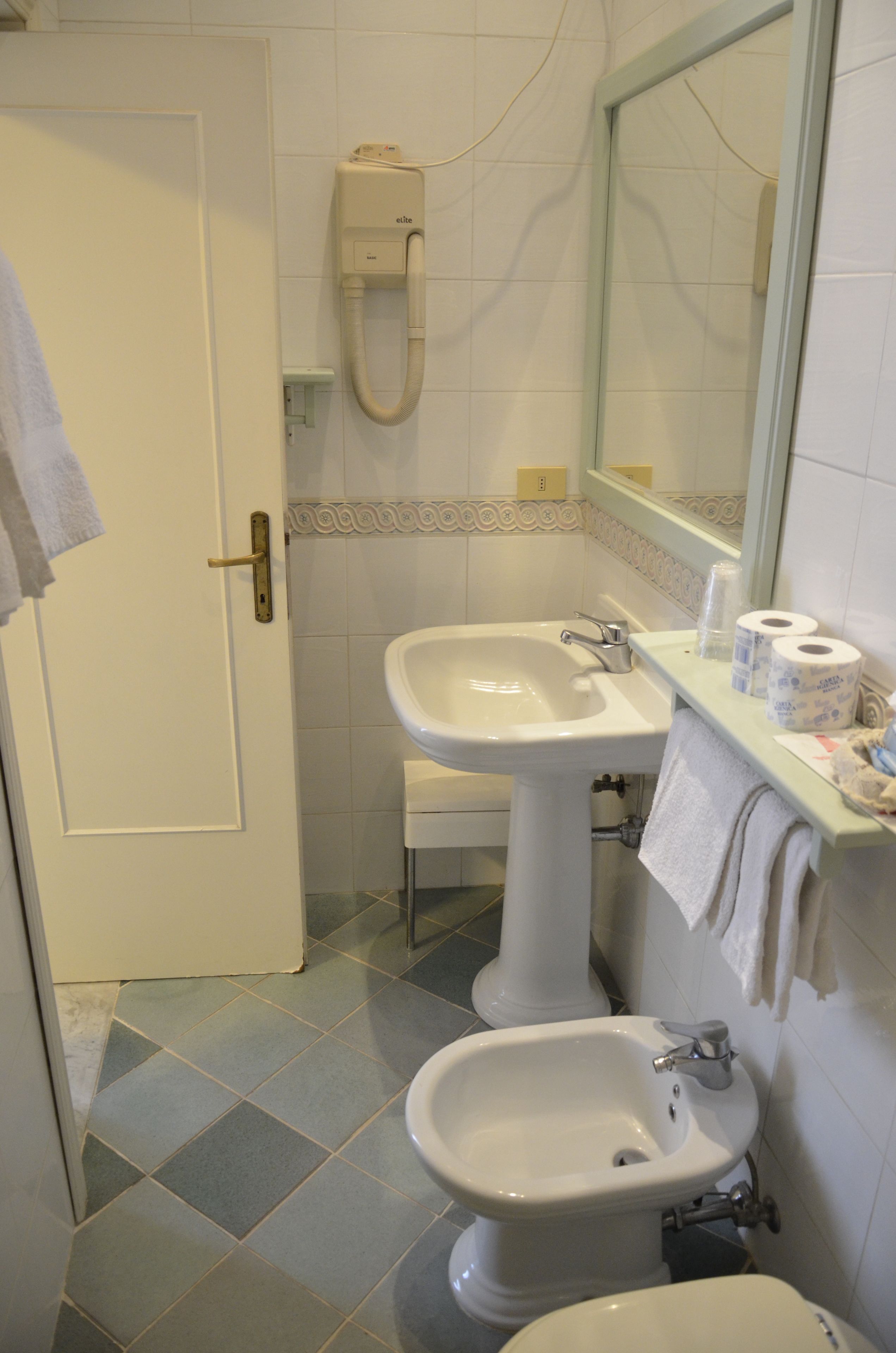 triple room | bathroom | free toiletries, hair dryer, towels