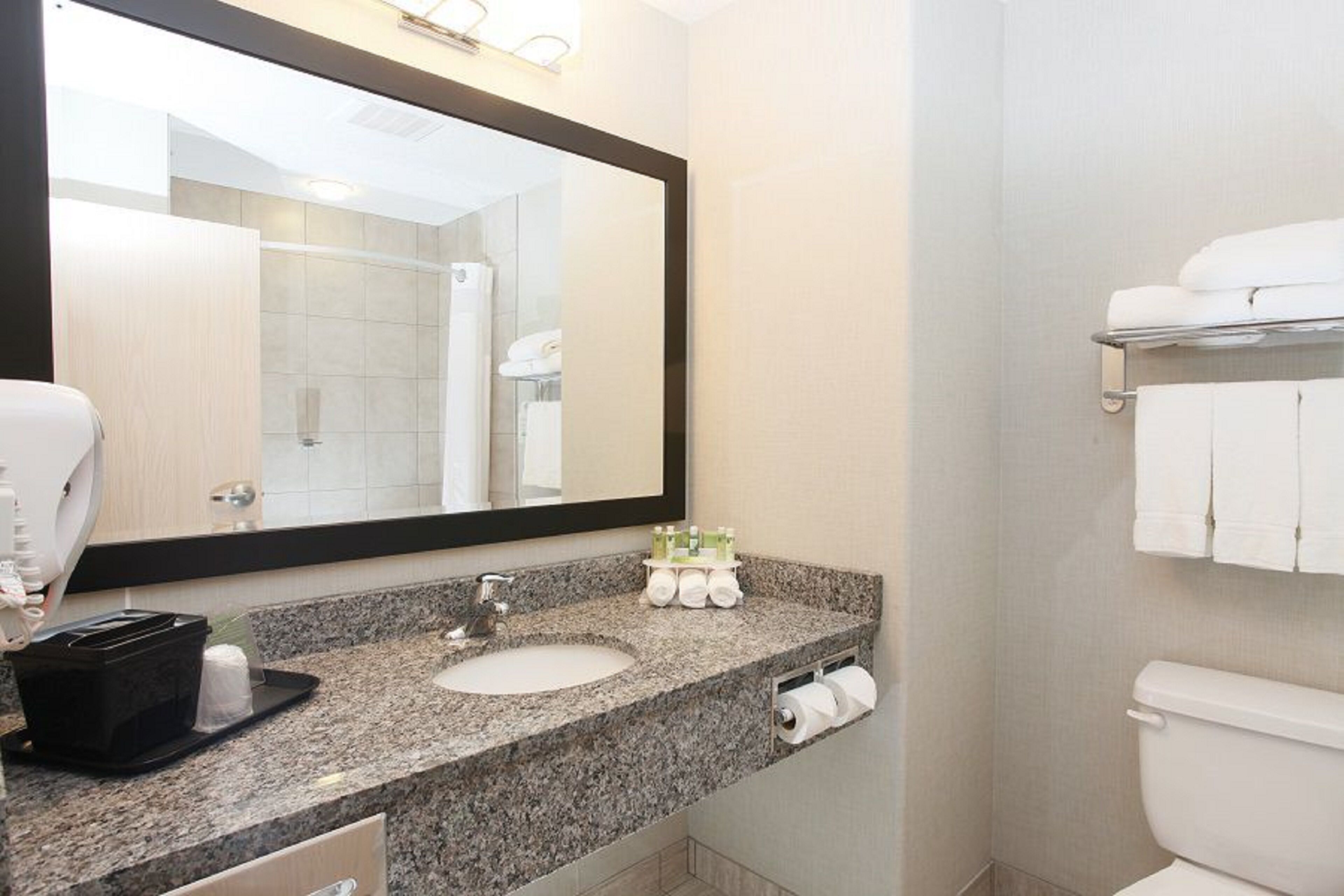 combined shower/bathtub, free toiletries, towels