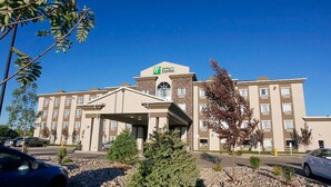 Un hôtel Holiday Inn Express doté d’une entrée principale, de plusieurs étages et d’un espace de stationnement.