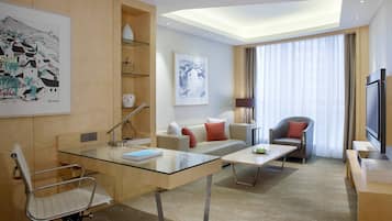 Deluxe Suite, 1 Katil Raja (King) | Ruang tamu | 32 inci televisyen LCD dengan kabel, TV, stesen dok iPod