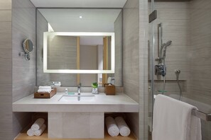 Dusche, kostenlose Toilettenartikel, Haartrockner, Bademäntel