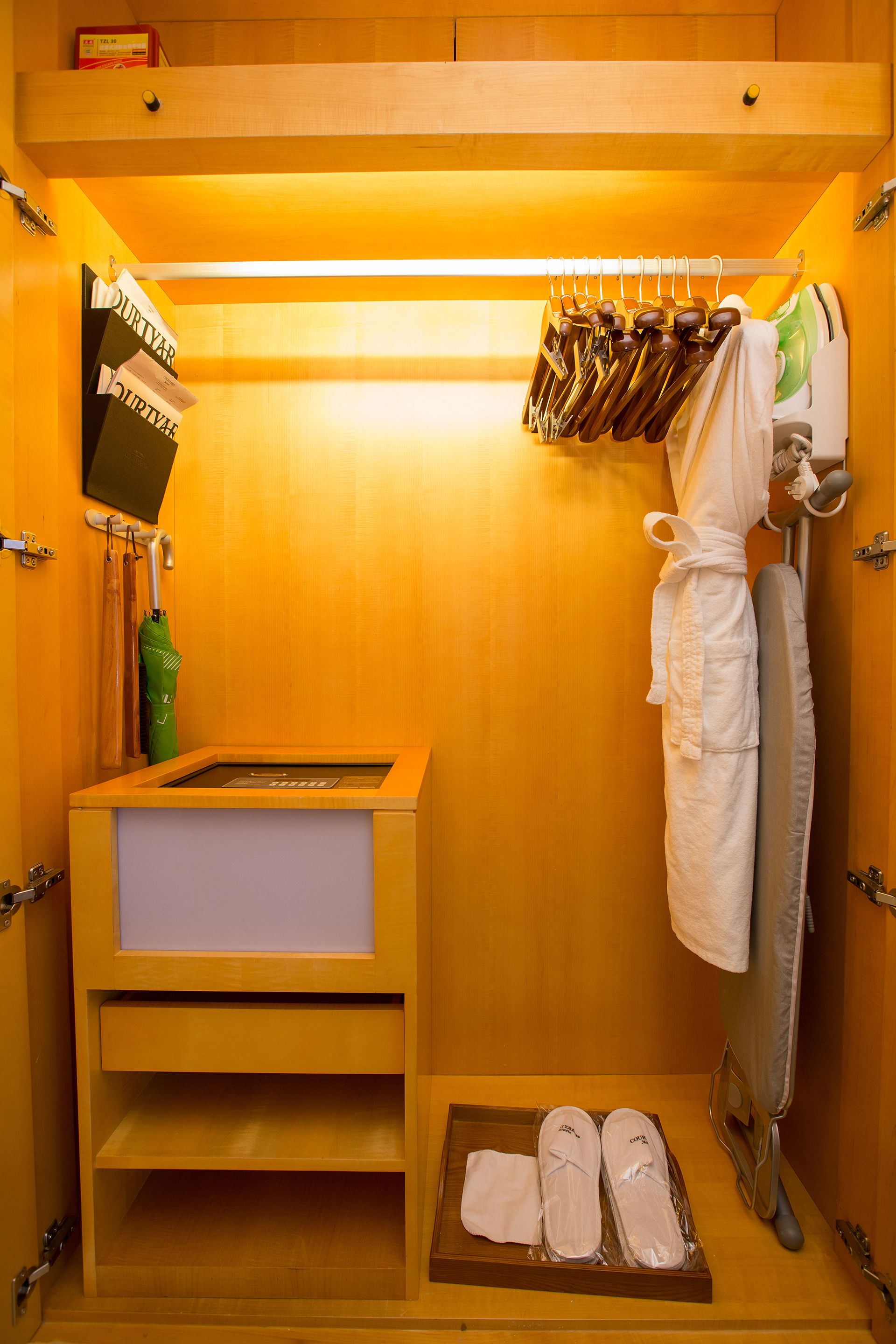 1 bedroom, down duvets, pillow-top beds, minibar