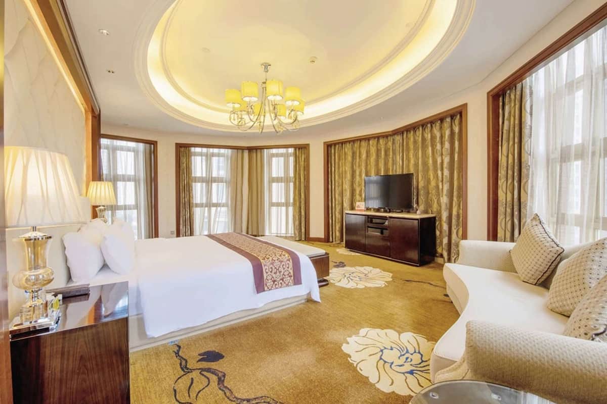 Desk, free WiFi, alarm clocks, bed sheets