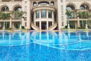 Outdoor pool - Days Hotel by Wyndham Logan City Huizhou (Huizhou)