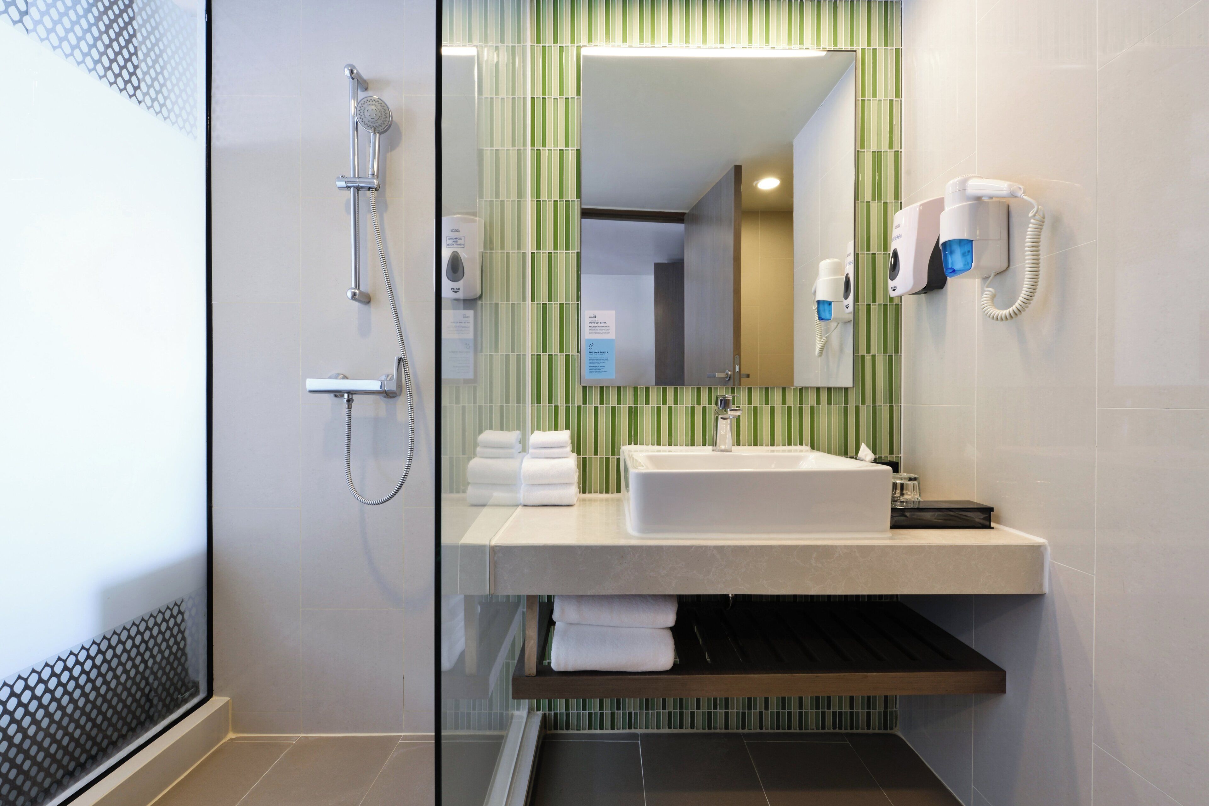 Douche, douche à « effet pluie », articles de toilette gratuits