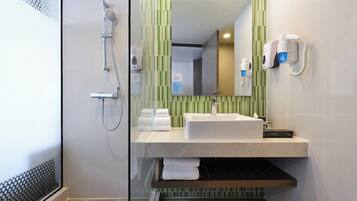 Douche, douche à « effet pluie », articles de toilette gratuits
