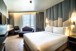 1 sovrum, värdeförvaringsskåp på rummet och skrivbord