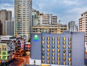 Exterior - Holiday Inn Express Bangkok Sukhumvit 11 by IHG (Bangkok)