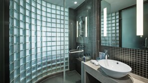 Shower, pengering rambut, sandal, dan handuk