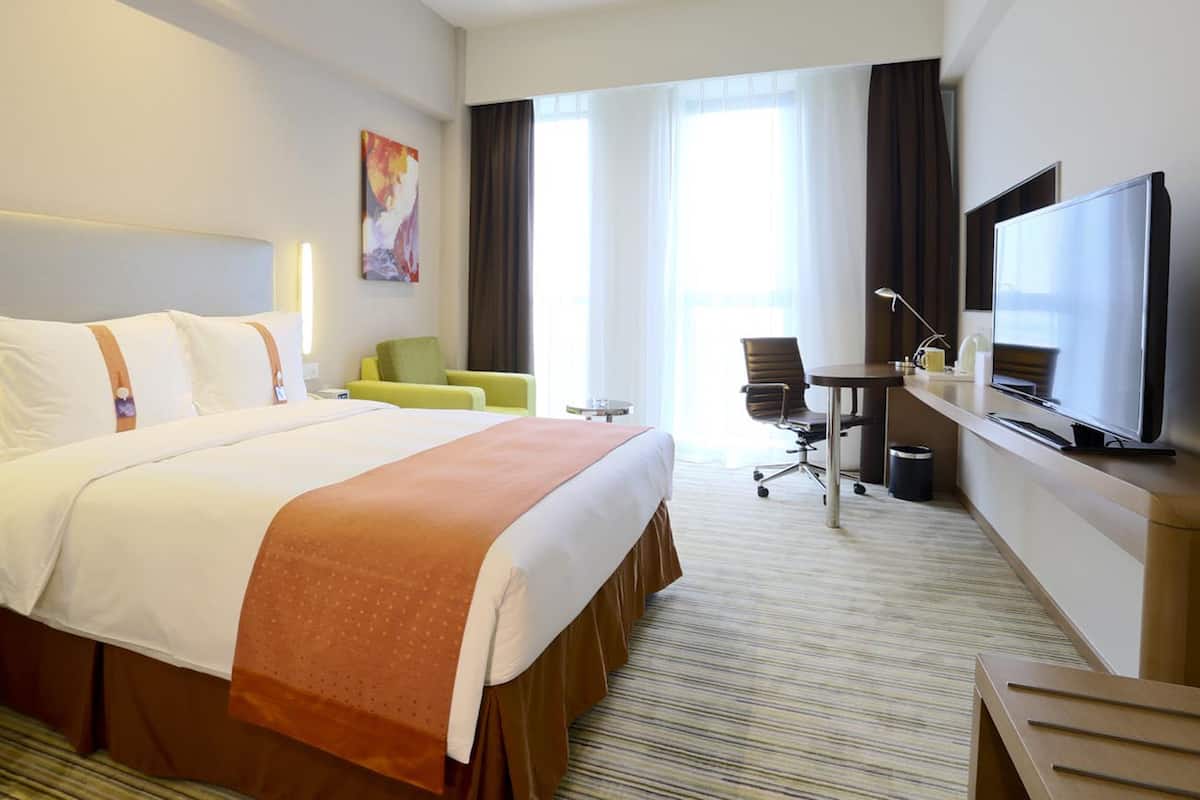 Selimut bulu angsa, brankas, meja kerja, dan ruang kerja ramah laptop