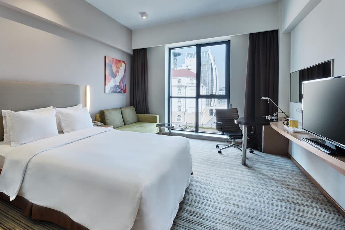 Cubrecamas, caja de seguridad en la habitación y escritorio