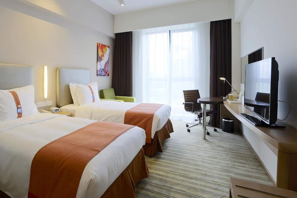 Cubrecamas, caja de seguridad en la habitación y escritorio