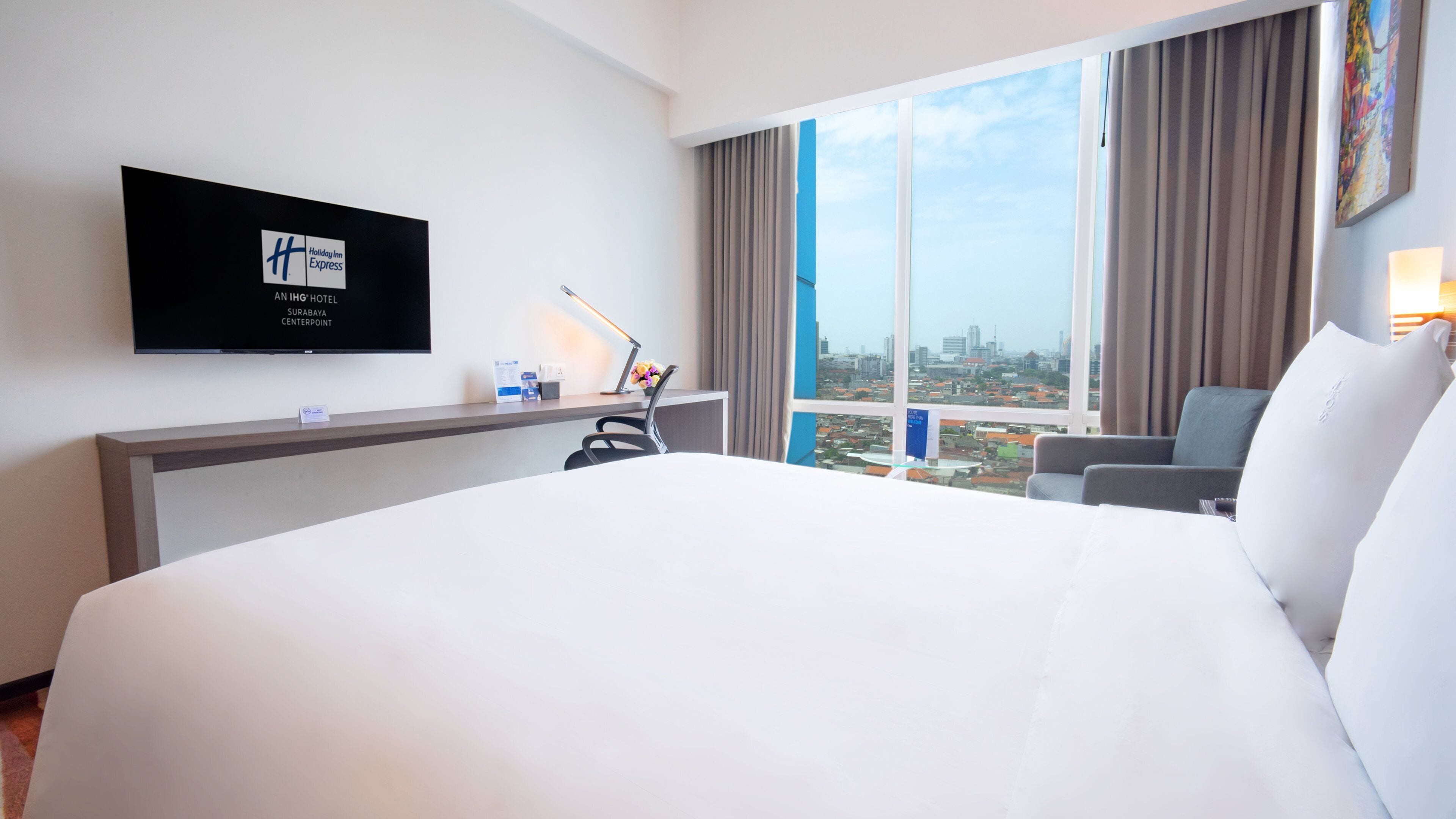 Seprai premium, brankas, meja kerja, dan ruang kerja ramah laptop