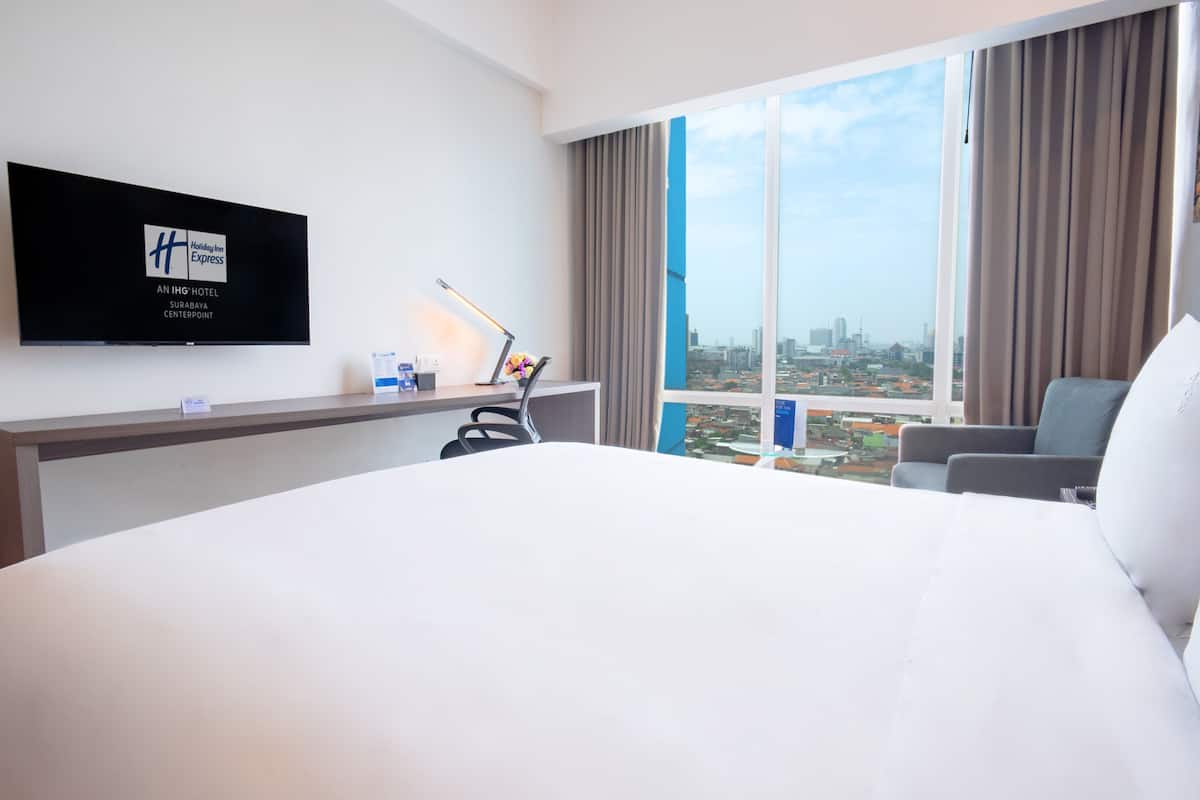 deluxe room, 1 queen bed, non smoking, city view (with free breakfast) | premium bedding, in-room safe, desk, laptop workspace