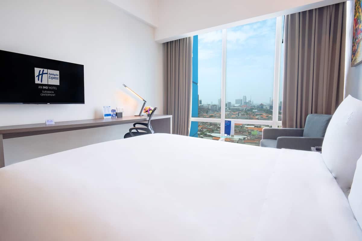 高級寢具、客房內保險箱、書桌、筆電工作空間