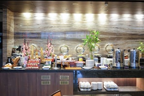 Café da manhã com buffet grátis todos os dias