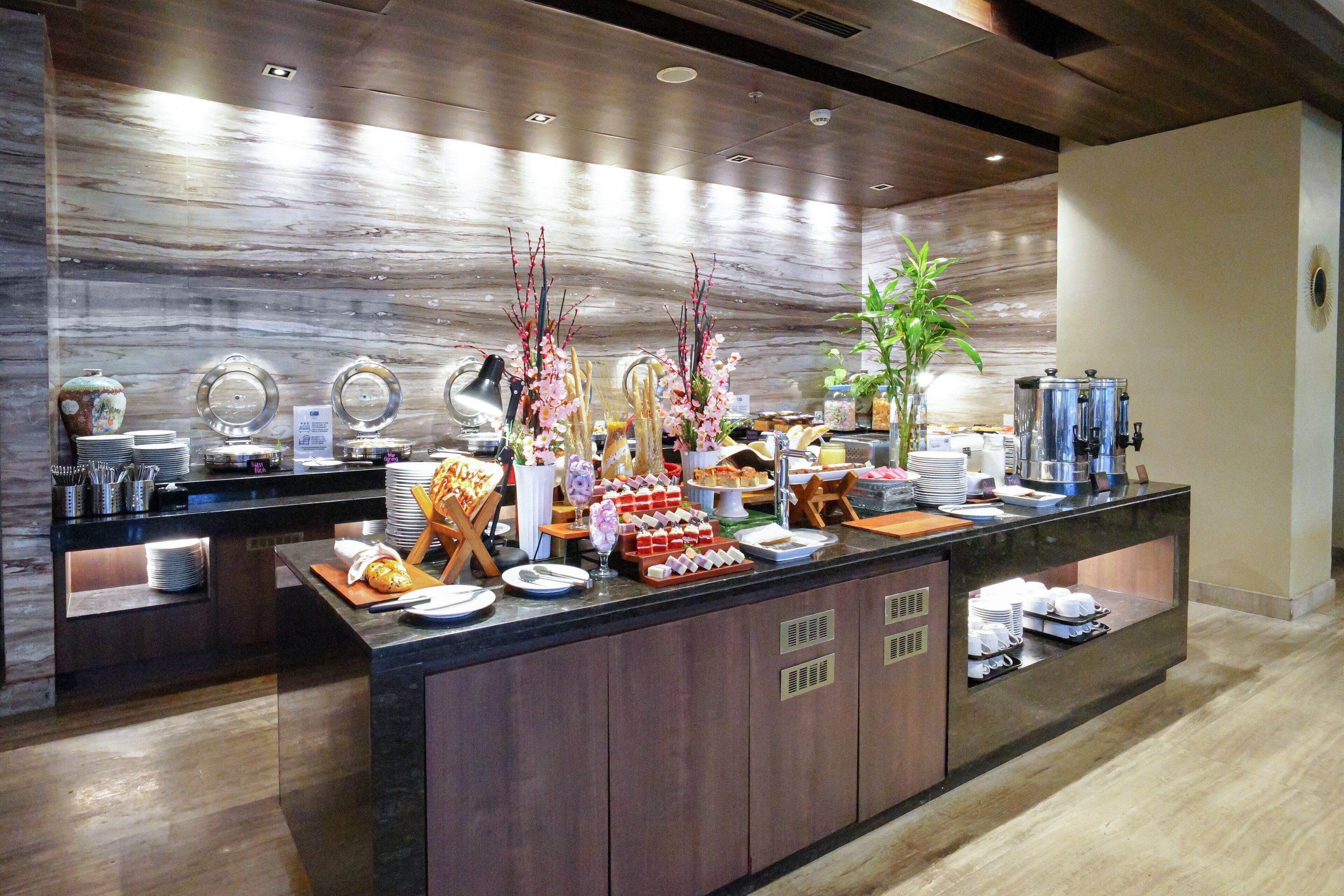 Un buffet proposant une variété de plats, de couverts et d’éléments décoratifs.