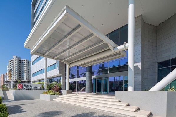 A modern hotel entrance with a glass facade, a covered walkway, and a visible Hilton Garden Inn sign. - Hilton Garden Inn Barranquilla (Barranquilla)