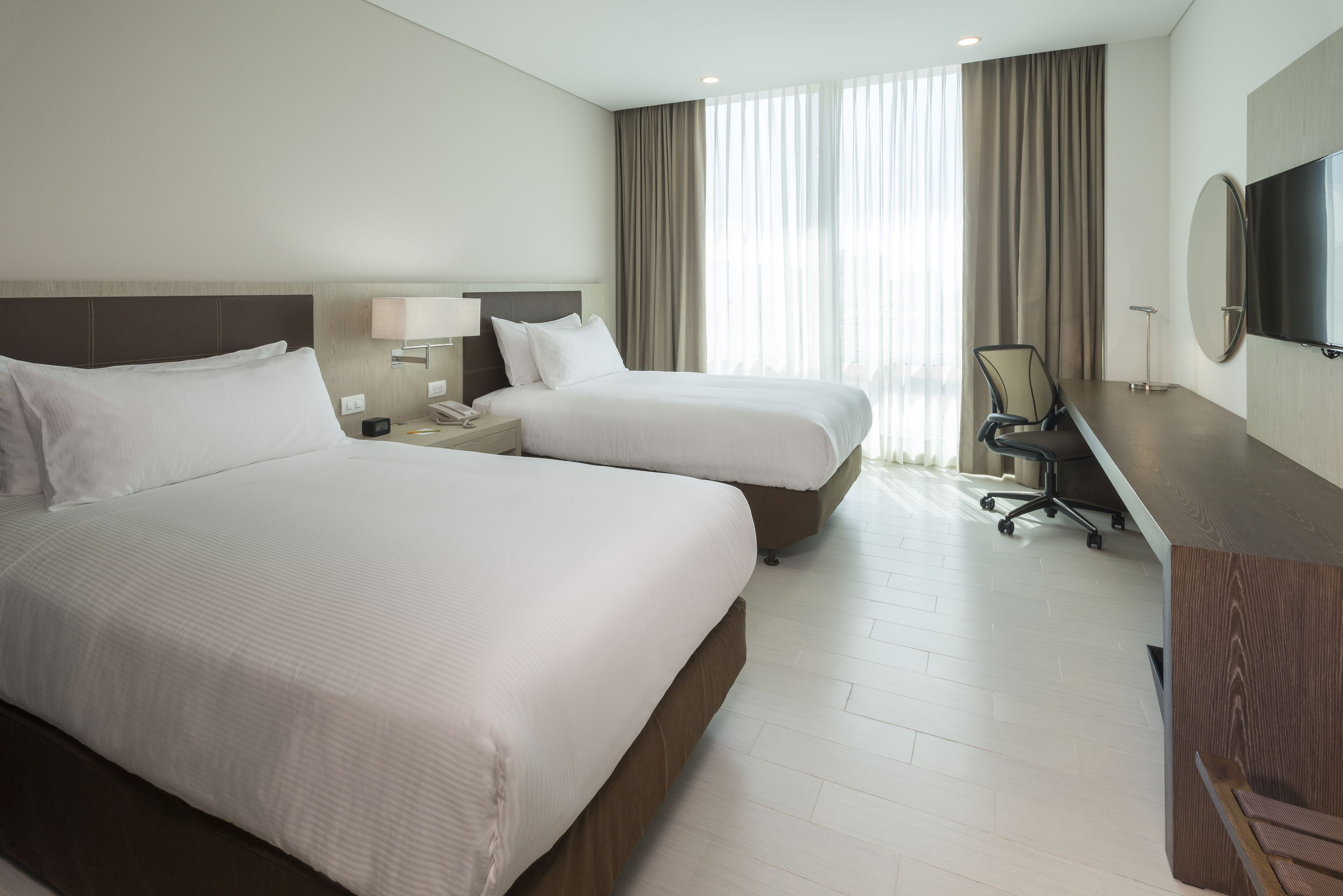 deluxe room, 2 single beds | minibar, in-room safe, desk, soundproofing
