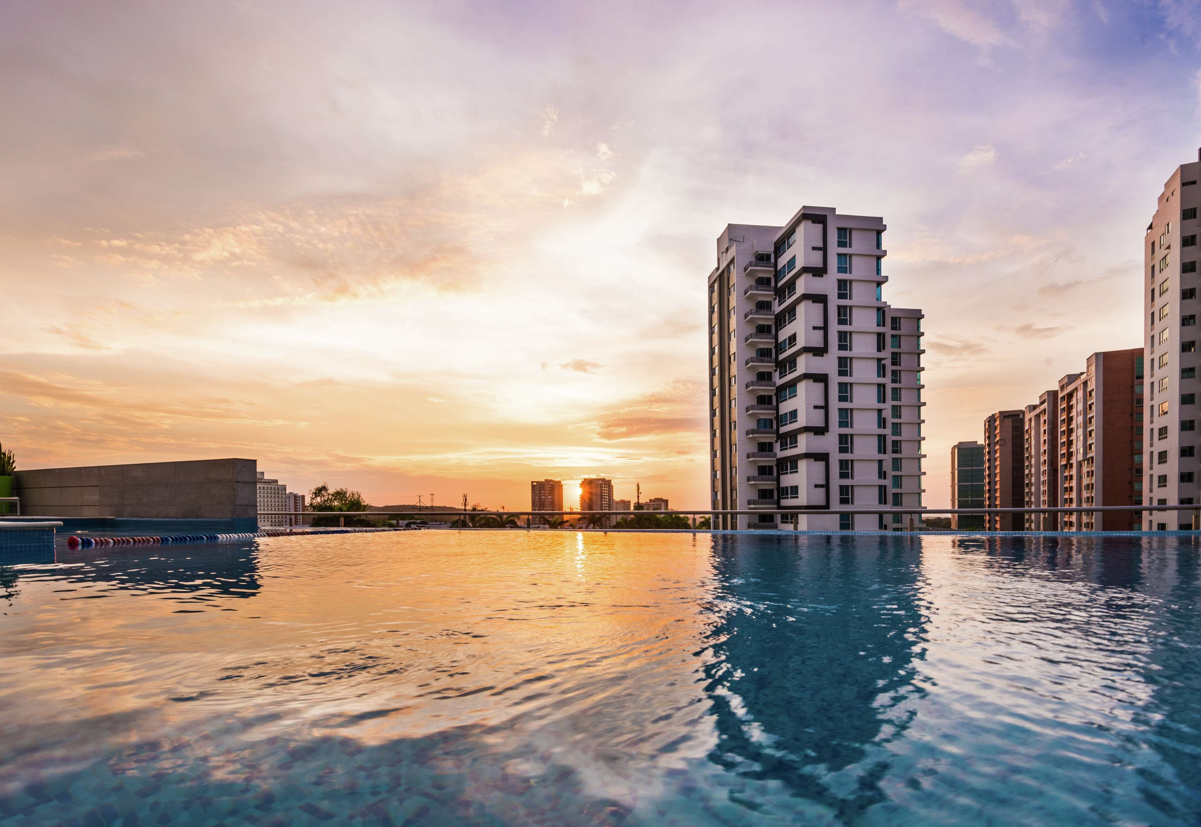 Alberca al aire libre y camastros 