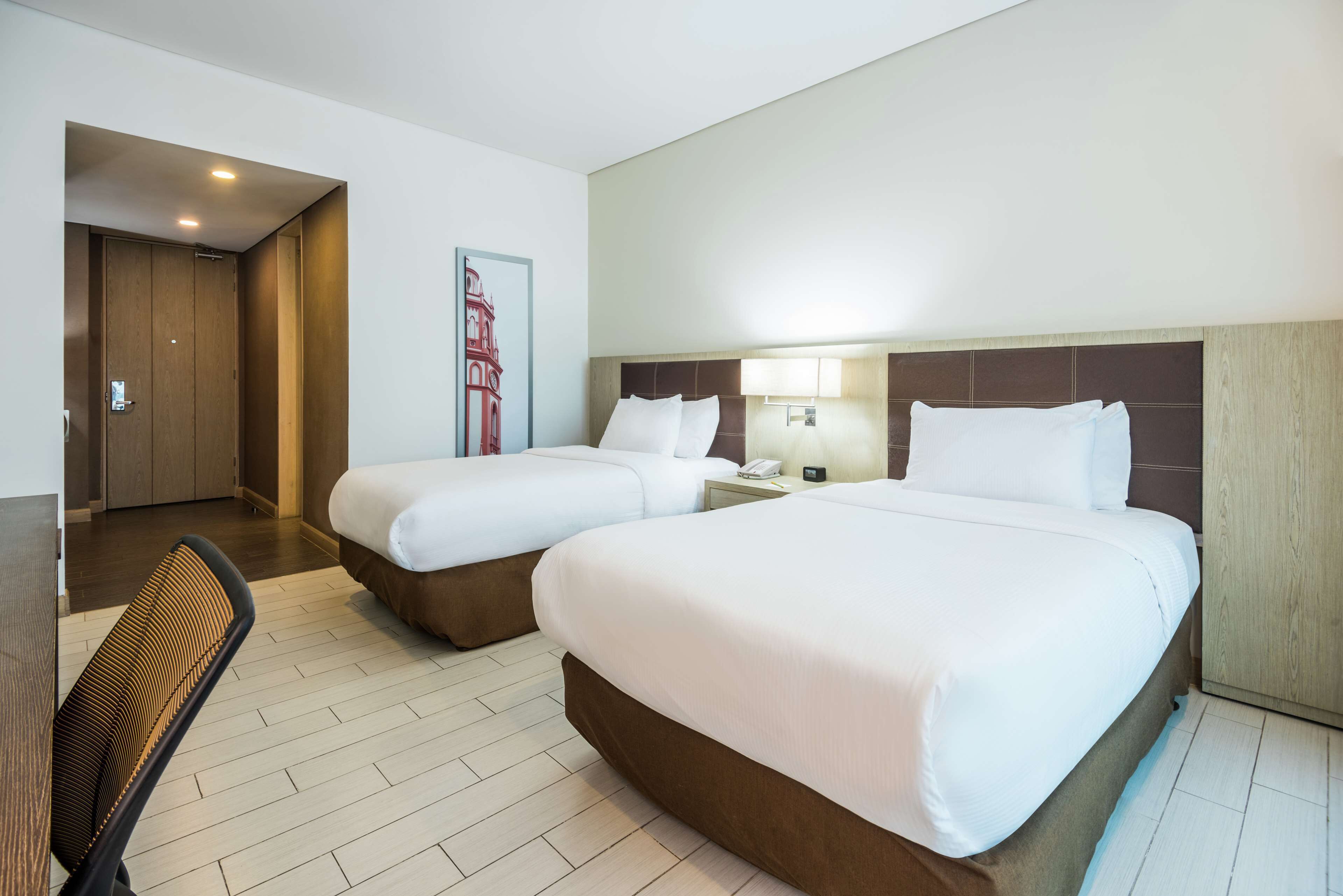 deluxe room, 2 single beds | minibar, in-room safe, desk, soundproofing