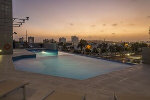 Piscina externa, espreguiçadeiras