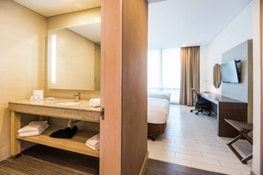 ルーム シングルベッド 2 台 | バスルーム | シャワー、バスアメニティ (無料)、タオル