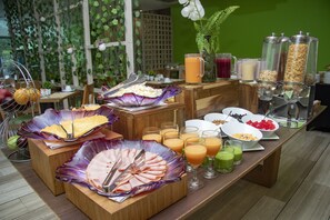 Café da manhã completo todos os dias (COP 35000 por pessoa) 