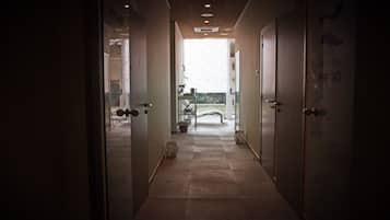 Sauna, hot tub, steam room, Turkish bath/hammam, body treatments