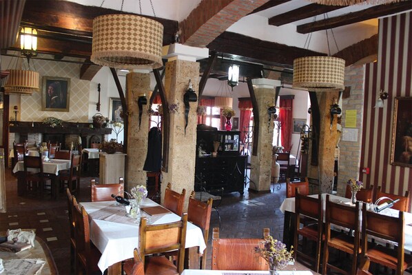 Daily cooked-to-order breakfast (EUR 5 per person)