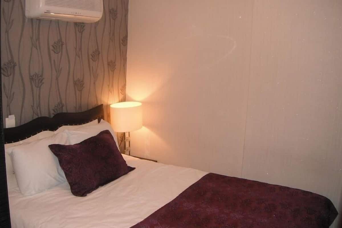 Standard Room, Corner | Minibar, in-room safe, WiFi (free), bed sheets