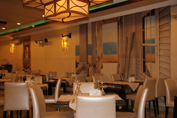 Breakfast, lunch and dinner served