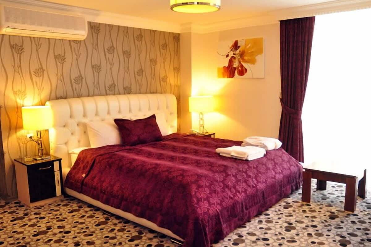 Minibar, in-room safe, WiFi (free), bed sheets