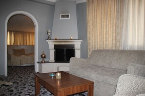 Suite | Living area | Flat-screen TV - Ankara Risiss Hotel (Ankara)