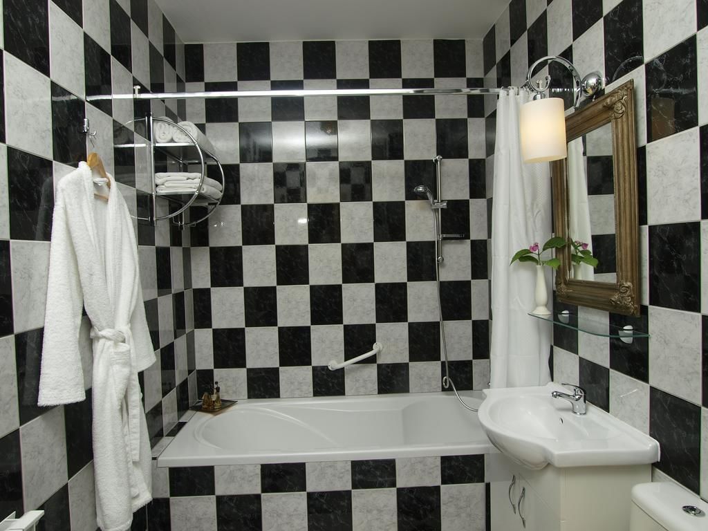 studio suite | bathroom | bathtub, deep-soaking bathtub, free toiletries, hair dryer