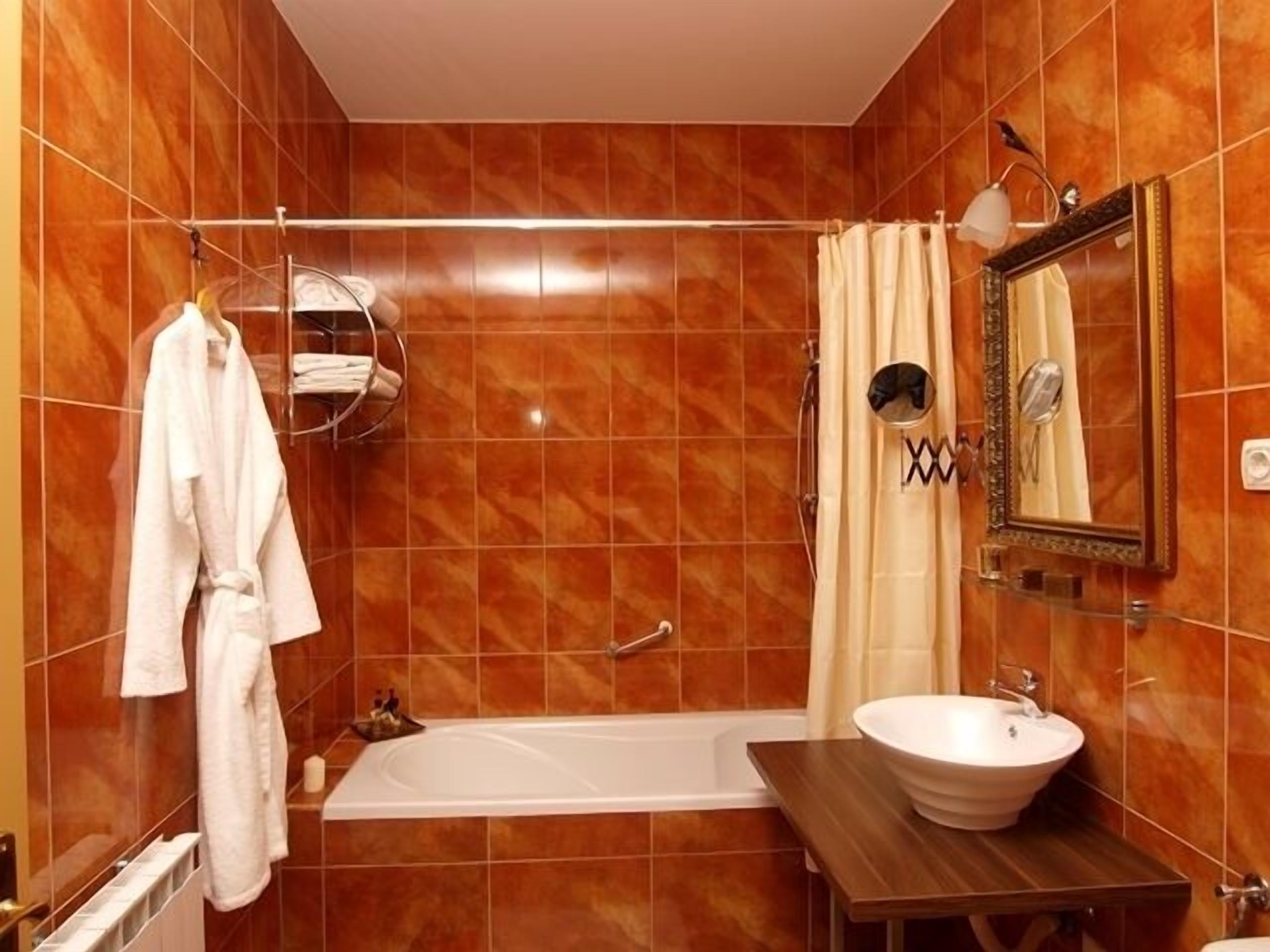 bathtub, deep-soaking bathtub, free toiletries, hair dryer