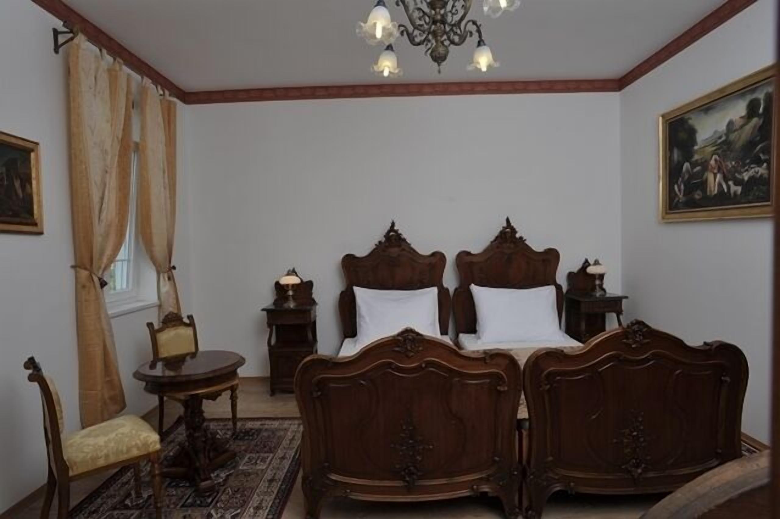 Executive Suite | Hypo-allergenic bedding, minibar, in-room safe, individually decorated