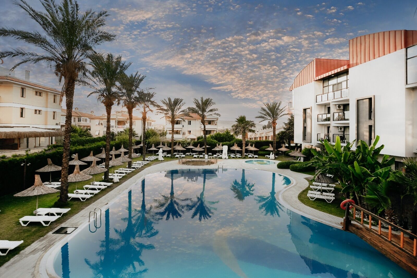 Una piscina al aire libre de temporada, sombrillas
