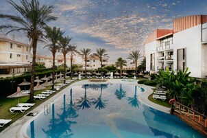 Kauden mukainen ulkouima-allas avoinna 9.00–19.00, aurinkovarjoja