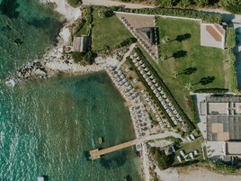 Yakında özel plaj, ücretsiz plaj servisi, şezlong, plaj şemsiyesi 