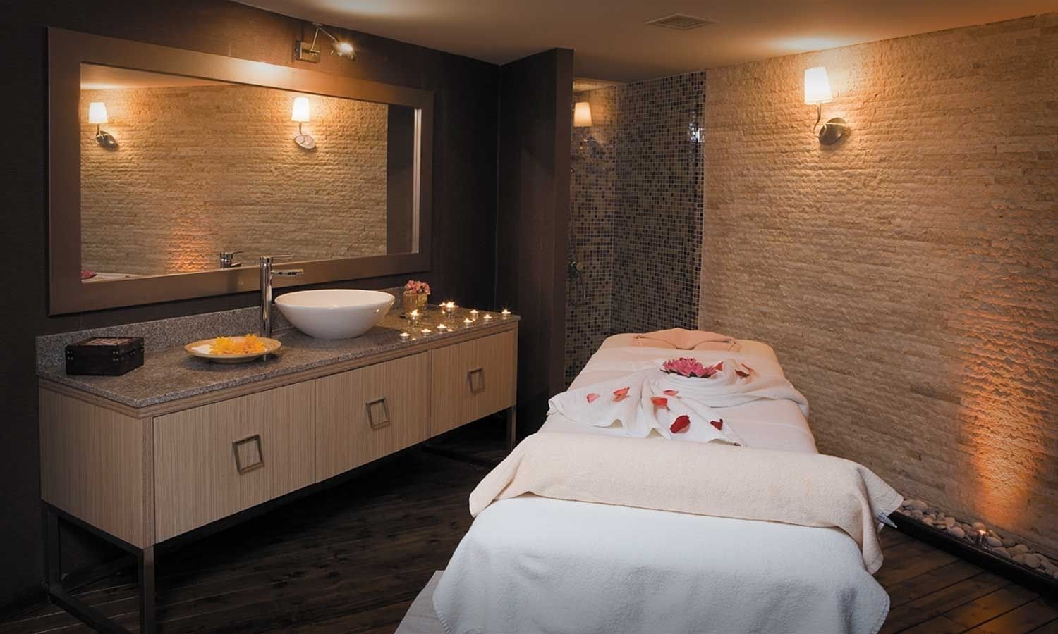Couples treatment rooms, sauna, hot tub, steam room, hot springs