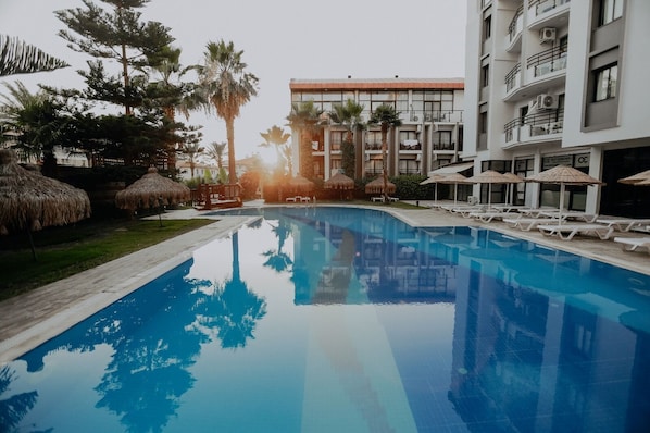 Una piscina al aire libre de temporada (de 09:00 a 19:00), sombrillas