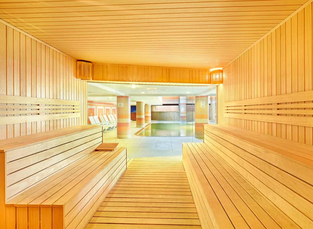 Couples treatment rooms, sauna, hot tub, steam room, hot springs